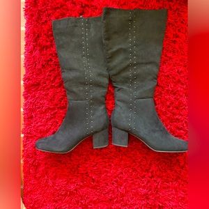 Lauren Blackwell knee high wide calf suede boots size 9. Zip up